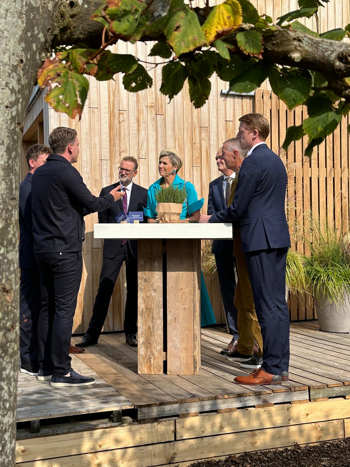 Van Kuiken en Koningin Máxima over biobased bouwen bij lancering CO₂-negatieve Smûk-woning van BGDD